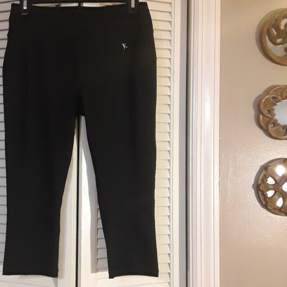 Danskin black capri leggings.